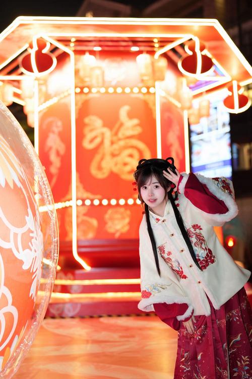 (我家这一年)西安汉服馆老板的“灵蛇小财神”