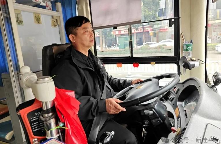 车厢内学生突发疾病 公交驾驶员紧急救助