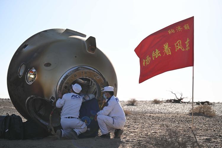 神舟十七号航天员平安抵京