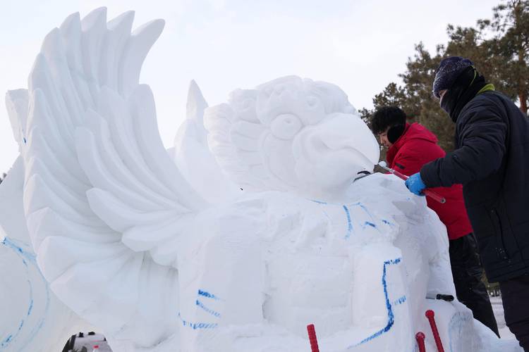 雪地徒步、雪雕打卡……各地冰雪旅游“热气腾腾”