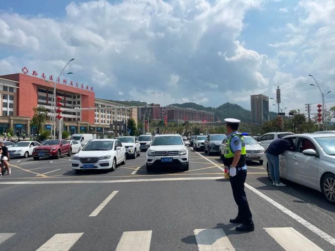 西峰公安:确保校园环境“警”然有序