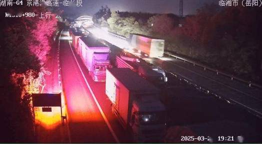请提前绕行!G4京港澳高速湖南岳阳段发生事故