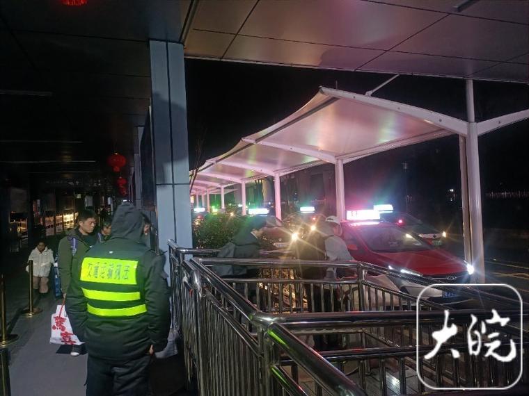 旅客凌晨抵达,黄山紧急转运千余人
