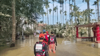 海南琼海多地被淹 消防紧急驰援