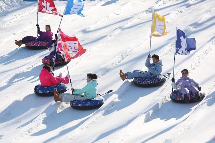 雪地足球 冰雪漂流 来这儿打卡“冰雪+”新场景吧