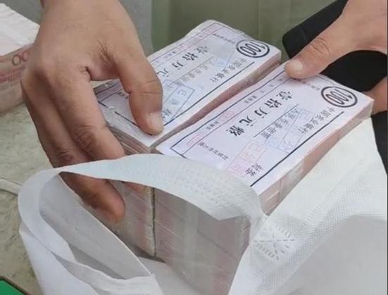 环卫工捡到30万“巨款”!银行认定是假钞,仍获奖励8000元