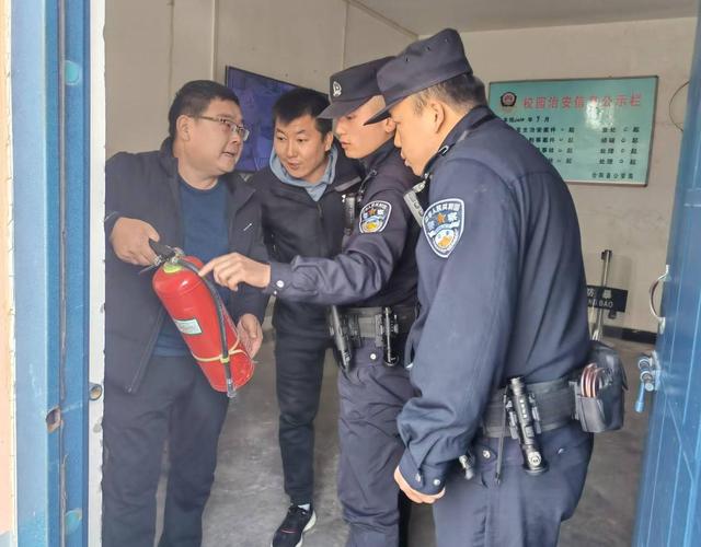 沧源县公安局勐来派出所深入重点单位和人员密集场所开展安全检查