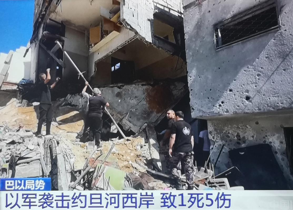 遭炮弹碎片击中 约旦河西岸城市图勒凯尔姆至少15人受伤