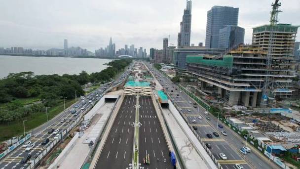 滨海大道下沉通道通车 辅道建设预计今年下半年完工,将形成双向8主+6辅车道规模