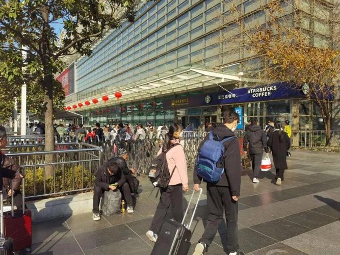 铁路上海站迎来“五一”假期运输客流最高峰