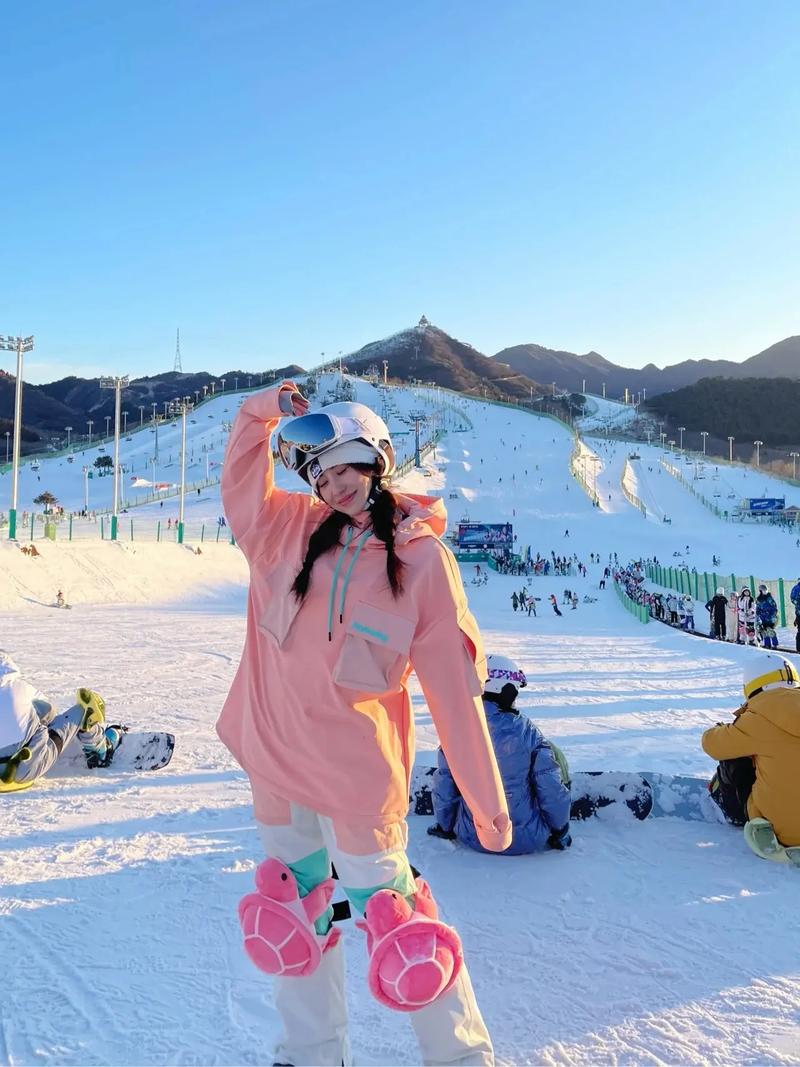 雅安一滑雪场“开板”迎客 “滚滚”也登场了