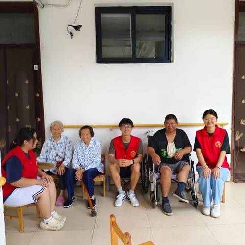 返乡大学生为老人办“村晚”
