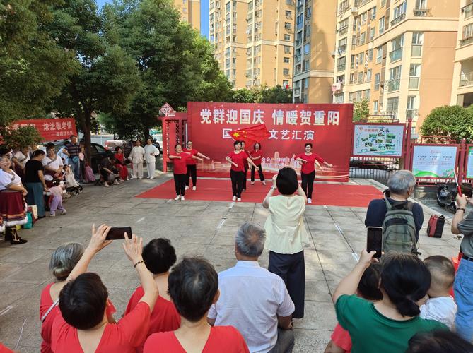 社区居民与文艺爱好者同台演出迎国庆