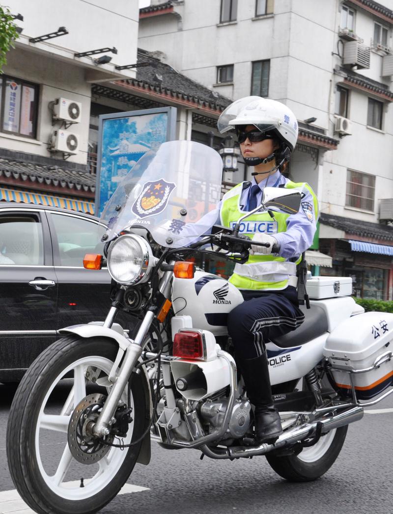 高架上,95后女骑警瞬间飞奔!半分钟后,现场传来大吼声……