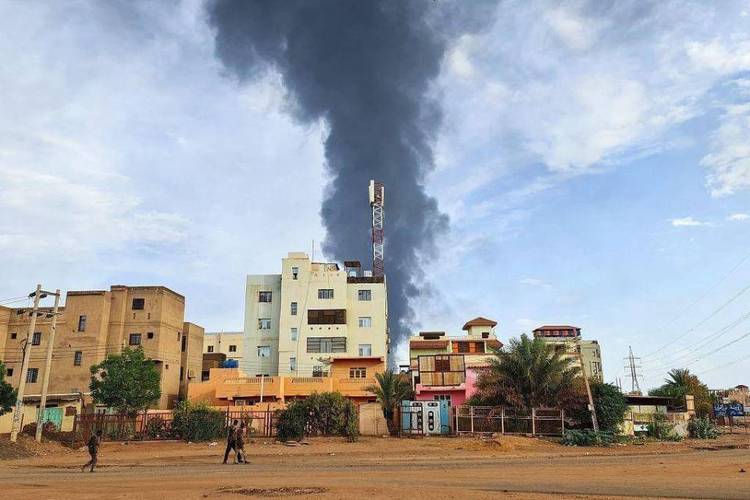 苏丹武装冲突双方继续在多地交火