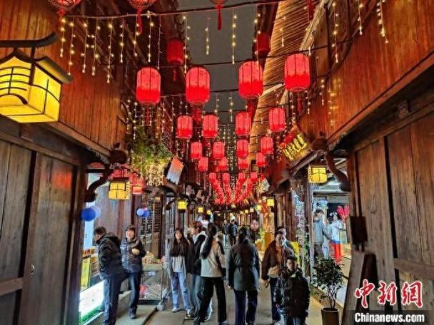 (新春走基层)湖北宜昌:百年老街活力“焕新”
