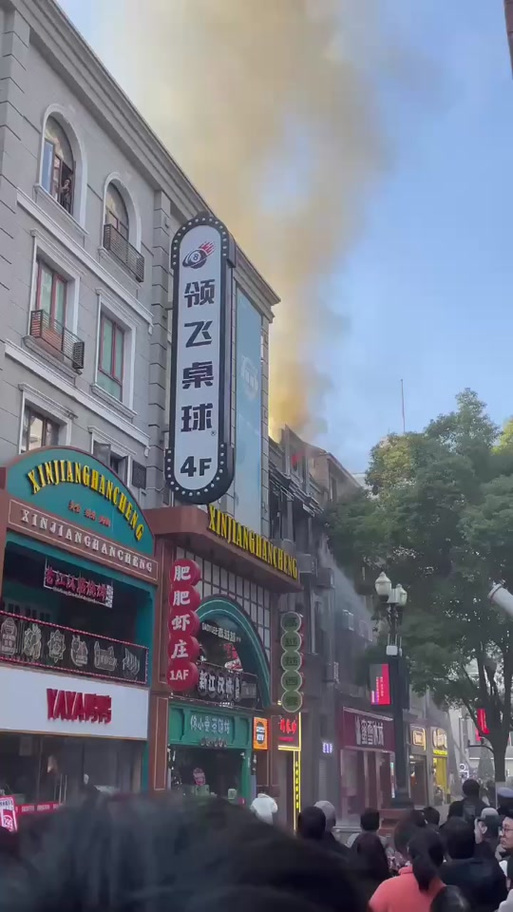 突发!武汉江汉路一知名连锁品牌店发生火灾,现场浓烟滚滚