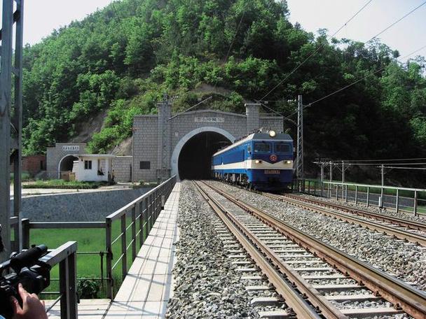 西康高铁穿越秦岭最长隧道贯通 陕西高铁建设拉满“进度条”